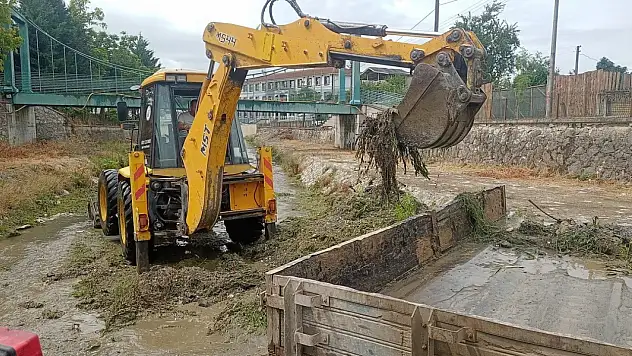 Akdere ekipler tarafından temizleniyor