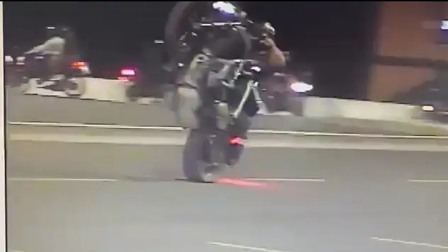 Akrobasi hareketleri yapan motosikletliler sivil trafik ekiplerine takıldı