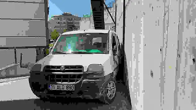 Aküsü biten aracı iterken canından oluyordu