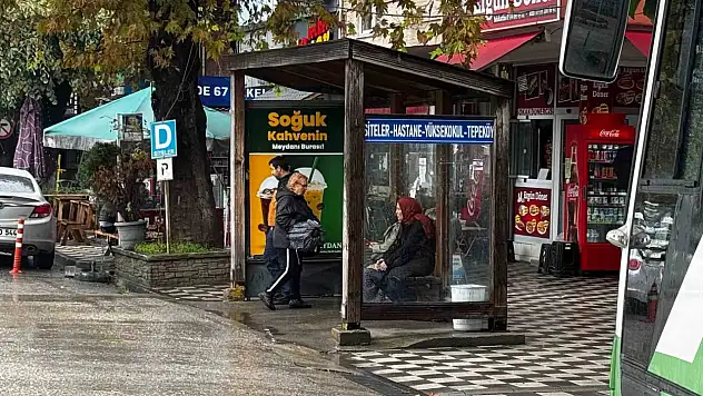 Alaplı'da halk otobüsü duraklarında saat çizelgesi eksikliği tepki çekti