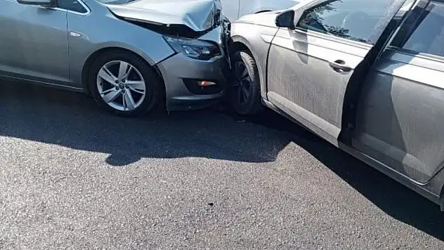 Alaplı'da iki otomobil kafa kafaya çarpıştı
