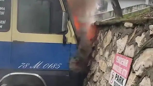 Alev alev yanan minibüs kamerada