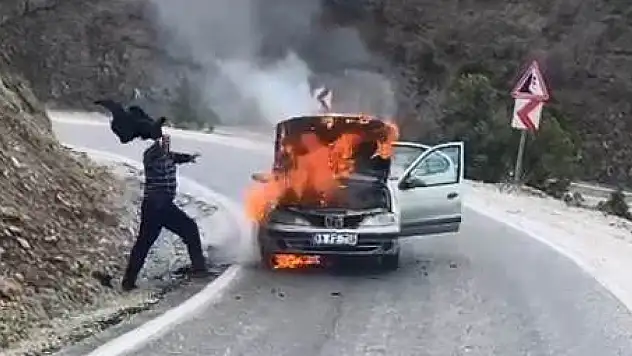 Alev alev yandı ceketiyle söndürmeye çalıştı