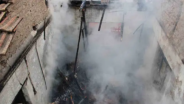 Alevler evi sardı, mahallede panik yaşandı