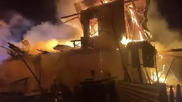 Alevlere teslim olan 2 katlı ev kül oldu