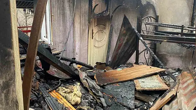 Alevlere teslim olan ev kullanılmaz hale geldi