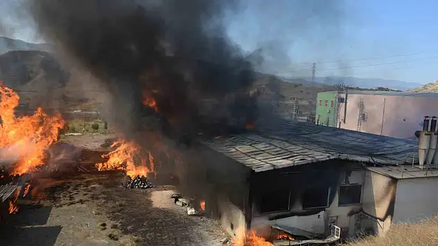 Alevlere teslim olan fabrika küle döndü