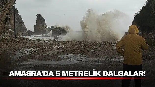 Amasra'da Fırtına Alarmı! Dev Dalgalar Kayaları Kıyıya Taşıdı