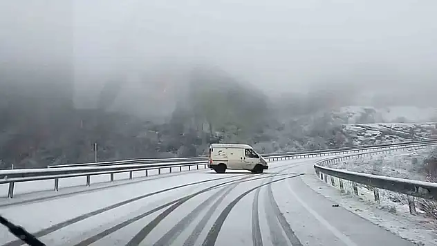 Amasra'da kar yağışı sürücülere zor anlar yaşattı