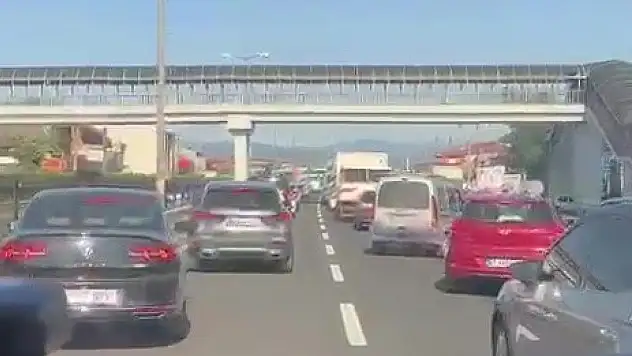 Ambulansa yol vermek için fermuar sistemini uyguladıyar