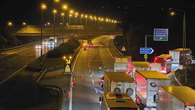Anadolu Otoyolu Düzce kesiminde kimyasal yüklü tır devrildi: İstanbul yönü trafiğe kapandı