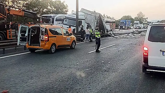 Anadolu otoyolunda tır bariyere girdi yol trafiğe kapandı