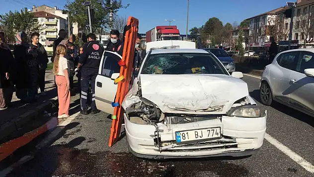 Ani fren yapan cipe otomobil çarptı: 4'ü çocuk 8 yaralı