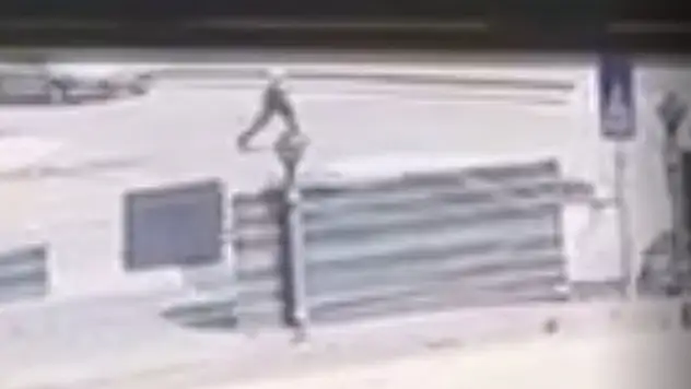 Aniden yola çıkan yaşlı adama otomobil çarptı