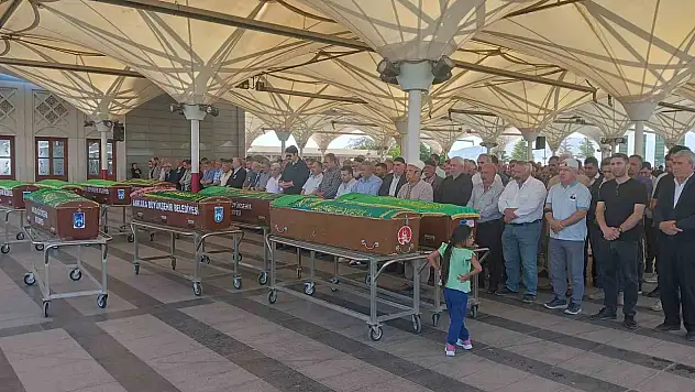 Ankara'da başından vurulmuş halde ölü bulunan kız çocuğu son yolculuğuna uğurlandı