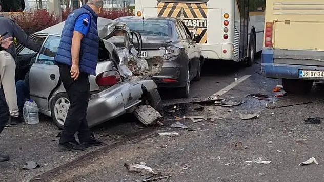Ankara'da işçi servisi kırmızı ışıkta bekleyen araçlara çarptı: 14 yaralı