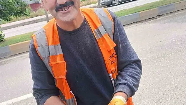 Araç motoruna sıkışan yavru kedileri itfaiye ekipleri kurtardı