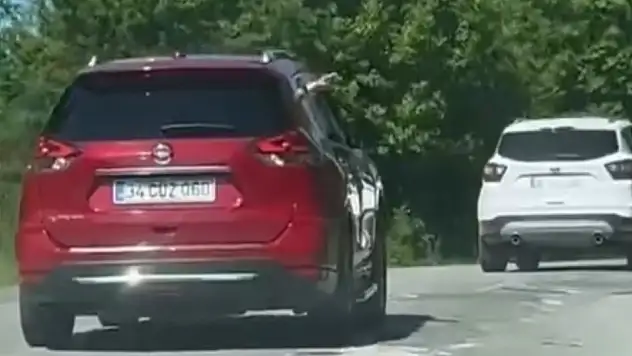 Aracından yola defalarca çöp atarken görüntülendi