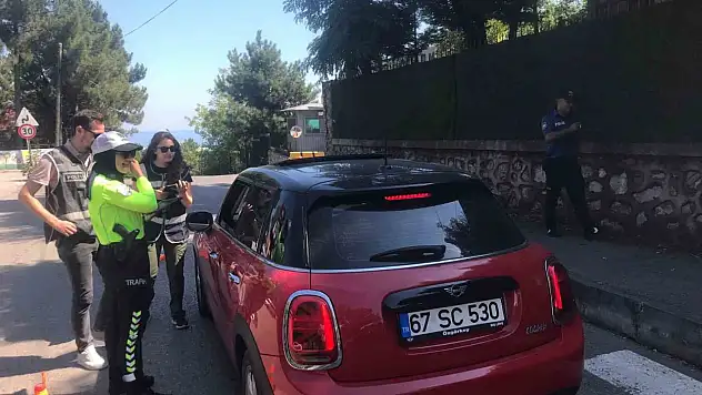 Araçları tek tek durdurdular, kurallar uymayan cezayı yedi