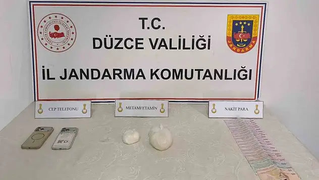Araçta gizli bölmede uyuşturucuya 2 gözaltı