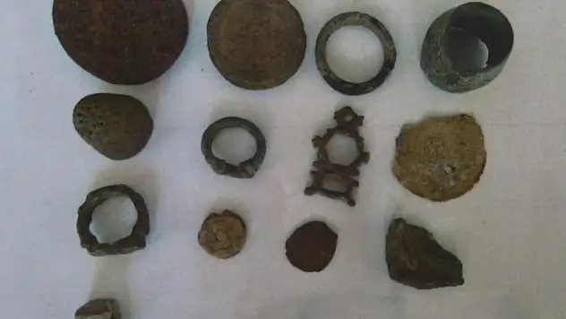 Aranan şahsın evinden tarihi eser olduğu değerlendirilen objeler çıktı