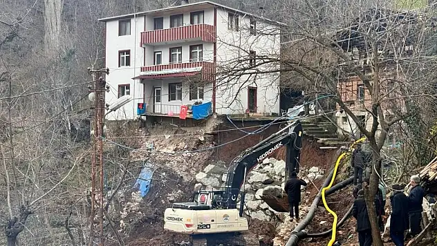 Artvin'de heyelandan dolayı 3 katlı bina tahliye edildi