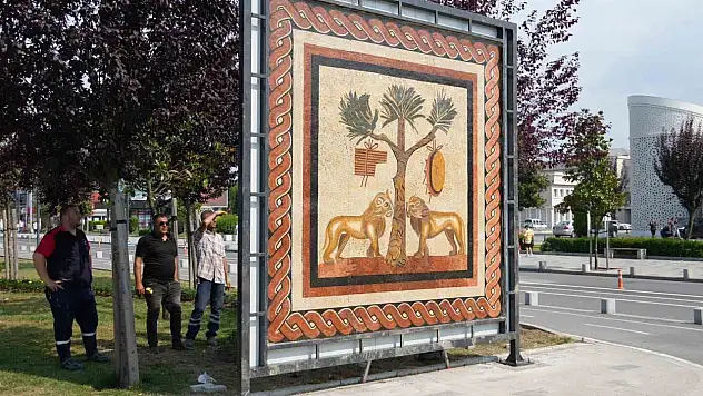 Aslanlı mozaik vatandaşların ilgisini çekiyor
