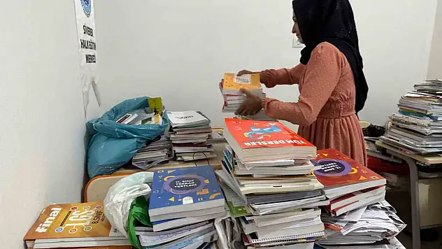 Atık kağıtlardan elde edilen gelirle çocuklara bayramlık alınıyor