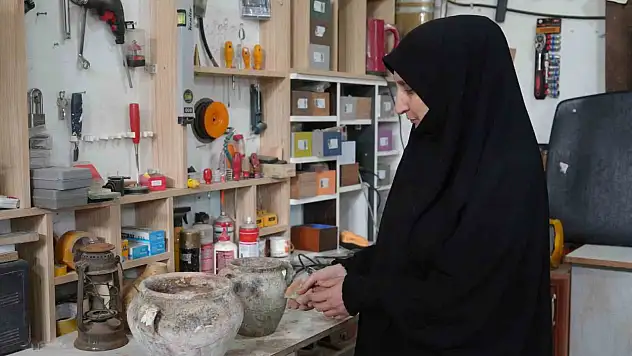 Atık ve kullanılmayan eski eşyalar marangoz kadının elinde yeniden hayat buluyor