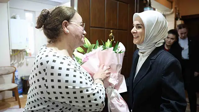 Bakan Göktaş'tan devlet korumasındaki çocukların gönüllü annesi Gürel'e Anneler Günü ziyareti