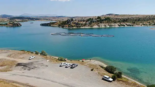 Balık kafesleri patladı, oltasını alan baraja koştu