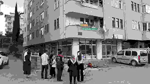 Balkondaki saksının aşırı ısınması sonrası çıkan yangını vatandaşlar söndürdü