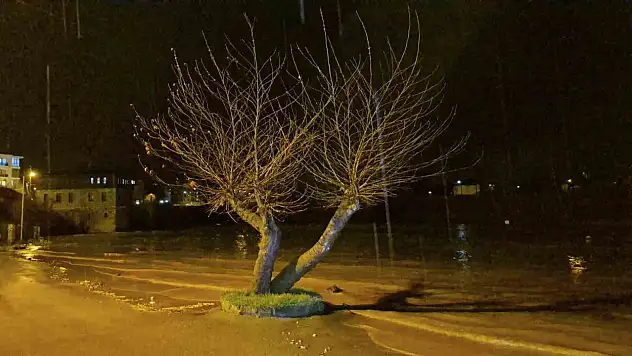 Bartın'da sağanak ve dolu yağışı ırmağı taşırdı
