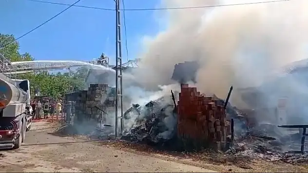 yangında bir ev ve ahır kül oldu