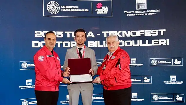 BARÜ'lü akademisyen ödülünü Bakan Kacır'dan aldı