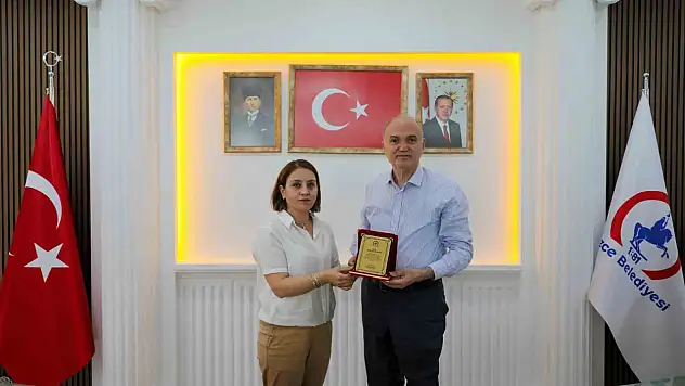 Başarılı müdürlere plaket verildi