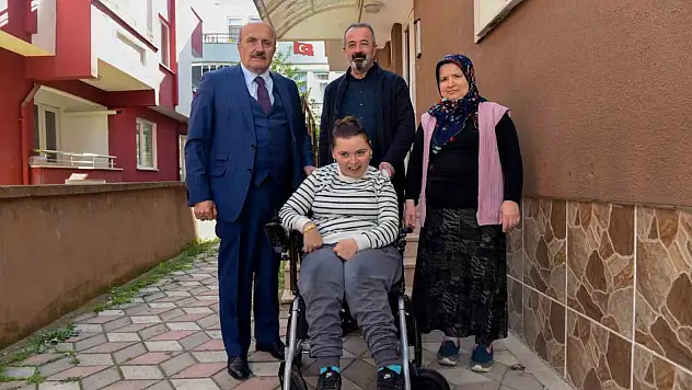 Başkan Arslan'dan özel bireye akülü tekerlekli sandalye desteği