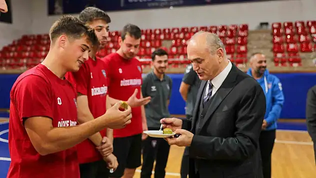 Başkan Faruk Özlü'den voleybolculara baklava ikramı