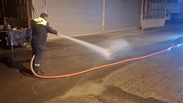 Belediye Ekiplerinden Yoğun Yıkama Mesaisi