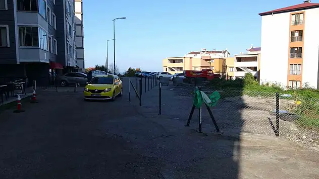 Belediye kamulaştırma bedelini ödemeyince, sahipleri yolu çit çekip kapattı