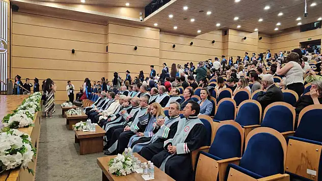 BEUN'de mezuniyet coşkusu: Sanat ve iletişimin gücüyle geleceğe uğurlandılar