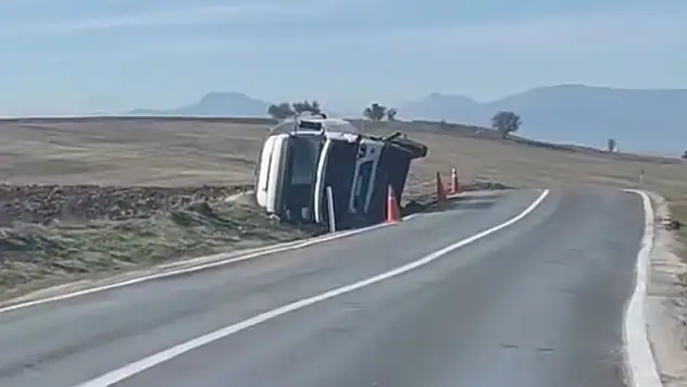 Beypiliç'in yem kamyonu devrildi