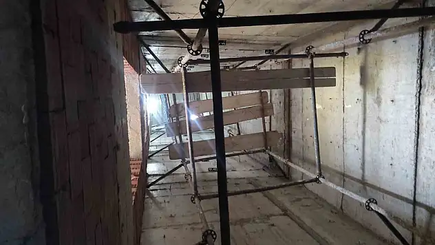 Asansör boşluğuna düştü hayatını kaybetti