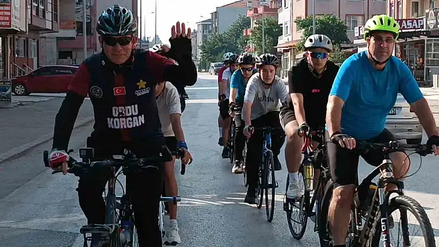 Bisikletiyle Türkiye'yi dolaşıyor