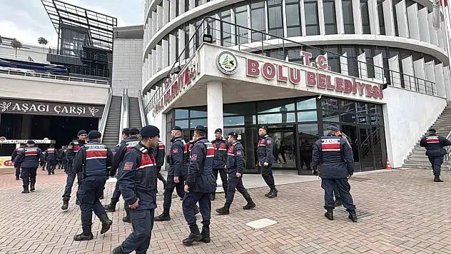 Bolu Belediyesi'nde jandarma ekipleri inceleme çalışmasını bitirdi: Evraklar götürüldü