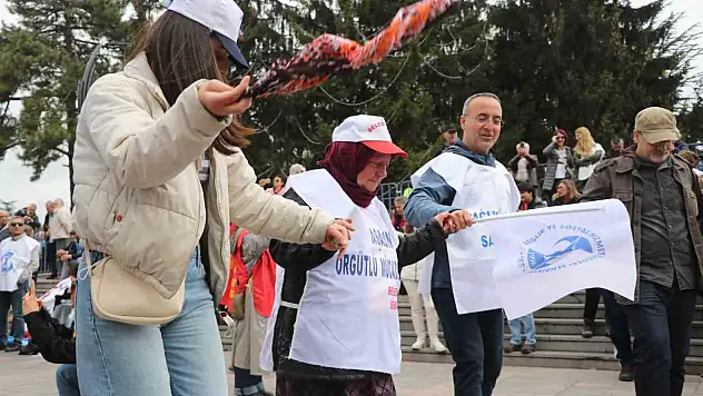 Bolu'da 1 Mayıs halaylar çekilerek kutlandı