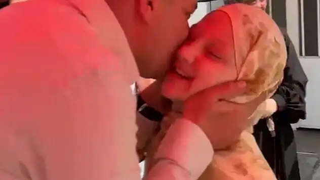 12 yaşındaki kızdan babasına ağlatan 'hafızlık' sürprizi