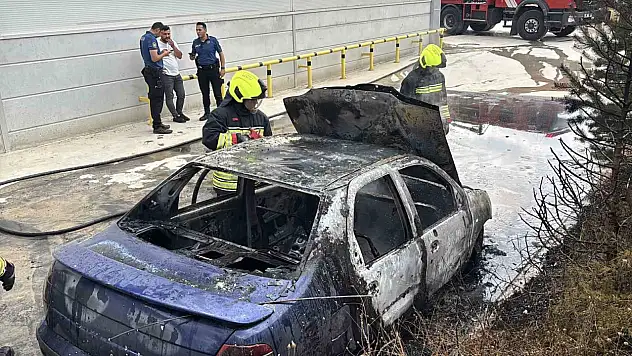 15 gün önce aldığı otomobil, park halindeyken küle döndü