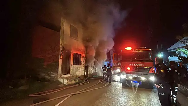 Bolu'da 2 katlı ahşap evde sobadan kaynaklı yangın çıktı: 1 yaralı