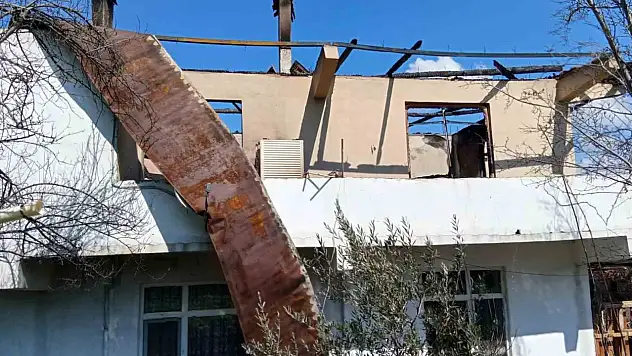 Bolu'da 2 katlı ev alevlere teslim oldu